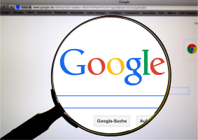 Das Foto zeigt die Startseite von Google. Über dem Logo sieht man eine Lupe. Quelle: Pixabay