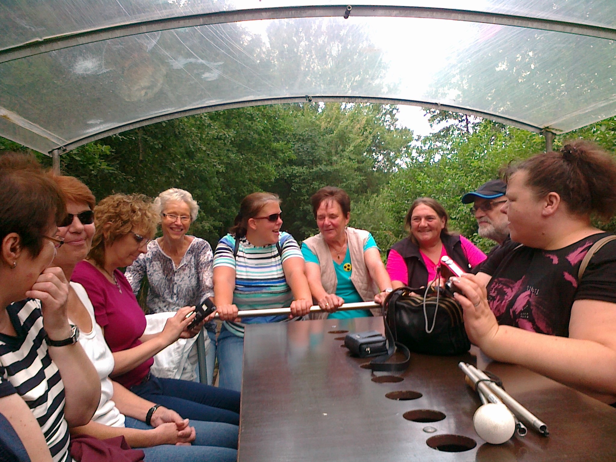 Das Foto zeigt die Teilnehmer des Sommerausflugs Das Foto zeigt die Teilnehmer des Sommerausflugs