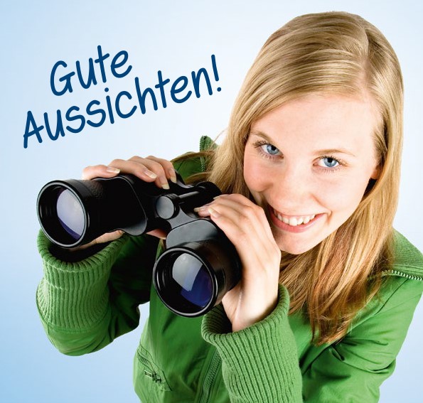 Das Foto zeigt eine Frau, die ein Fernglas in den Händen hält, und das Motto „Gute Aussichten!“